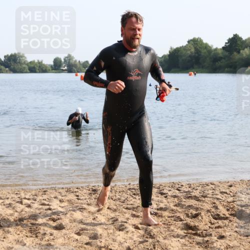 15.06.2025 - 27. Vierlanden-Triathlon Lena Gebhardt http://msf.ph/oto/8047037 15.06.2025 08:44:34 Schwimmen 93 meine-sportfotos.de