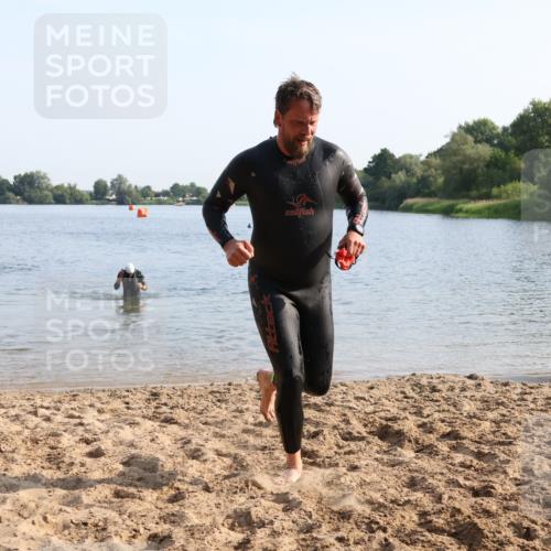 15.06.2025 - 27. Vierlanden-Triathlon Lena Gebhardt http://msf.ph/oto/8047039 15.06.2025 08:44:35 Schwimmen 93 meine-sportfotos.de