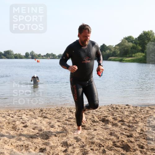 15.06.2025 - 27. Vierlanden-Triathlon Lena Gebhardt http://msf.ph/oto/8047041 15.06.2025 08:44:35 Schwimmen 93 meine-sportfotos.de