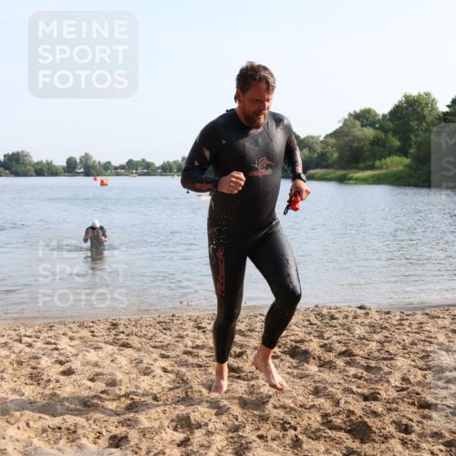 15.06.2025 - 27. Vierlanden-Triathlon Lena Gebhardt http://msf.ph/oto/8047043 15.06.2025 08:44:35 Schwimmen 93 meine-sportfotos.de