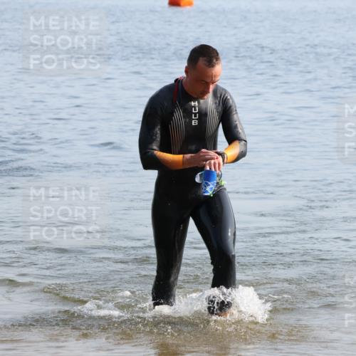 15.06.2025 - 27. Vierlanden-Triathlon Lena Gebhardt http://msf.ph/oto/8047045 15.06.2025 08:44:41 Schwimmen 81, 93 meine-sportfotos.de