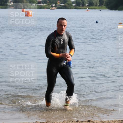 15.06.2025 - 27. Vierlanden-Triathlon Lena Gebhardt http://msf.ph/oto/8047047 15.06.2025 08:44:42 Schwimmen 81, 93 meine-sportfotos.de
