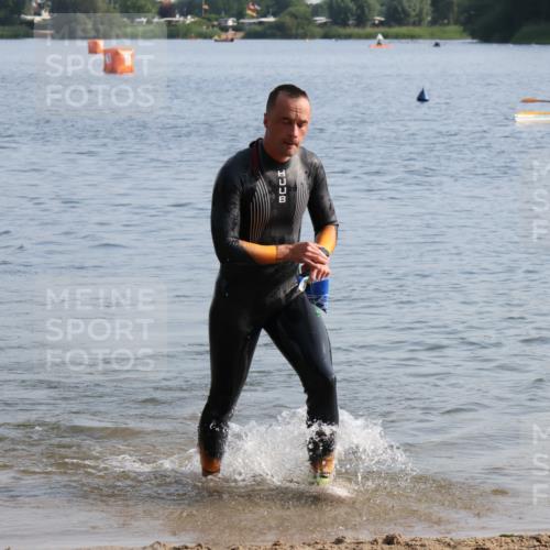 15.06.2025 - 27. Vierlanden-Triathlon Lena Gebhardt http://msf.ph/oto/8047049 15.06.2025 08:44:42 Schwimmen 81, 93 meine-sportfotos.de