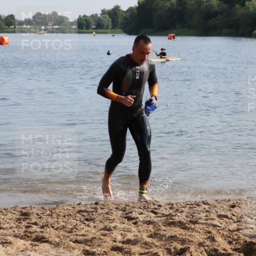 15.06.2025 - 27. Vierlanden-Triathlon Lena Gebhardt http://msf.ph/oto/8047052 15.06.2025 08:44:43 Schwimmen 81, 93, 160 meine-sportfotos.de