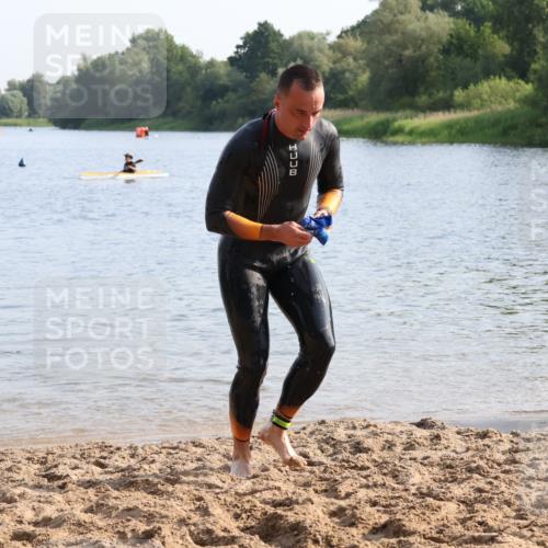 15.06.2025 - 27. Vierlanden-Triathlon Lena Gebhardt http://msf.ph/oto/8047054 15.06.2025 08:44:45 Schwimmen 81, 160 meine-sportfotos.de