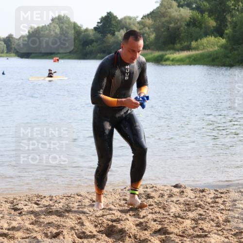 15.06.2025 - 27. Vierlanden-Triathlon Lena Gebhardt http://msf.ph/oto/8047057 15.06.2025 08:44:45 Schwimmen 81, 160 meine-sportfotos.de