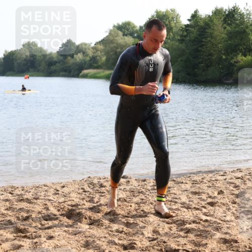 15.06.2025 - 27. Vierlanden-Triathlon Lena Gebhardt http://msf.ph/oto/8047059 15.06.2025 08:44:46 Schwimmen 81, 160 meine-sportfotos.de