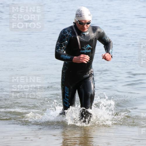 15.06.2025 - 27. Vierlanden-Triathlon Lena Gebhardt http://msf.ph/oto/8047066 15.06.2025 08:44:50 Schwimmen 81, 160 meine-sportfotos.de