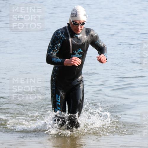 15.06.2025 - 27. Vierlanden-Triathlon Lena Gebhardt http://msf.ph/oto/8047068 15.06.2025 08:44:50 Schwimmen 81, 160 meine-sportfotos.de