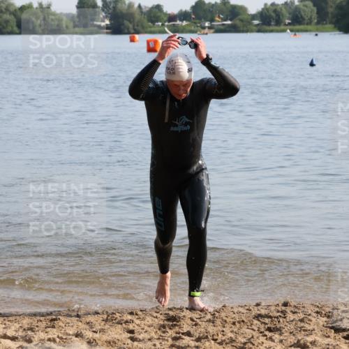 15.06.2025 - 27. Vierlanden-Triathlon Lena Gebhardt http://msf.ph/oto/8047079 15.06.2025 08:44:52 Schwimmen 81, 160 meine-sportfotos.de