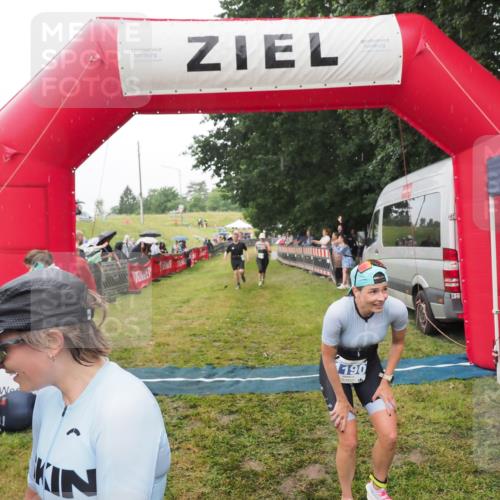 21.06.2025 - 27. Vierlanden-Triathlon MichiJ http://msf.ph/oto/8047080 15.06.2026 14:09:33 Ziel 687, 942, 1190, 1191, 1222 meine-sportfotos.de