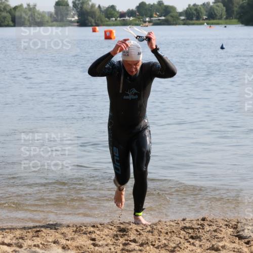 15.06.2025 - 27. Vierlanden-Triathlon Lena Gebhardt http://msf.ph/oto/8047081 15.06.2025 08:44:52 Schwimmen 81, 160 meine-sportfotos.de