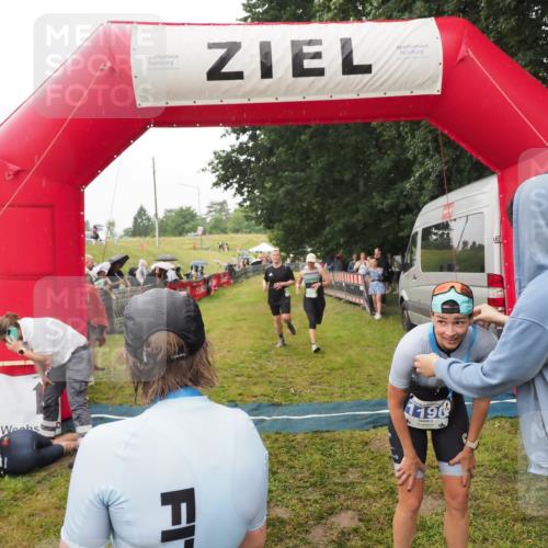 21.06.2025 - 27. Vierlanden-Triathlon MichiJ http://msf.ph/oto/8047084 15.06.2026 14:09:34 Ziel 687, 942, 1190, 1191, 1222 meine-sportfotos.de