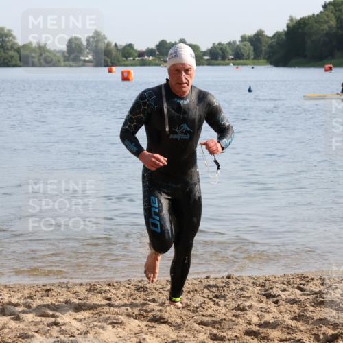 15.06.2025 - 27. Vierlanden-Triathlon Lena Gebhardt http://msf.ph/oto/8047085 15.06.2025 08:44:53 Schwimmen 81, 160 meine-sportfotos.de