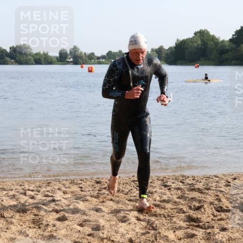 15.06.2025 - 27. Vierlanden-Triathlon Lena Gebhardt http://msf.ph/oto/8047089 15.06.2025 08:44:53 Schwimmen 81, 160 meine-sportfotos.de