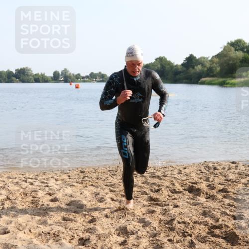 15.06.2025 - 27. Vierlanden-Triathlon Lena Gebhardt http://msf.ph/oto/8047091 15.06.2025 08:44:54 Schwimmen 81, 160 meine-sportfotos.de