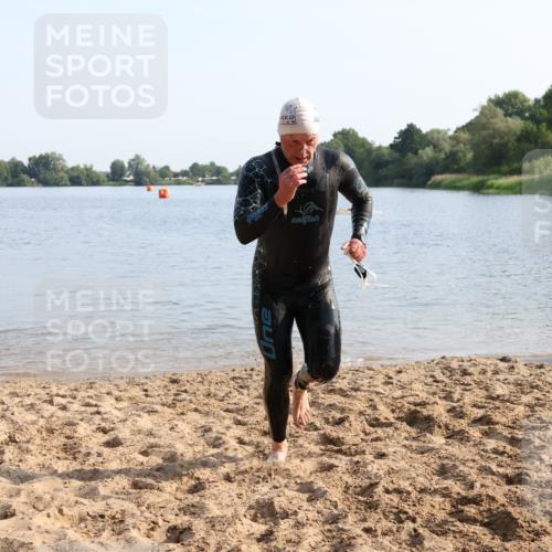 15.06.2025 - 27. Vierlanden-Triathlon Lena Gebhardt http://msf.ph/oto/8047092 15.06.2025 08:44:54 Schwimmen 81, 160 meine-sportfotos.de