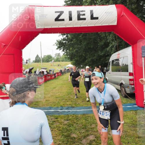 21.06.2025 - 27. Vierlanden-Triathlon MichiJ http://msf.ph/oto/8047093 15.06.2026 14:09:35 Ziel 687, 942, 1190, 1191 meine-sportfotos.de
