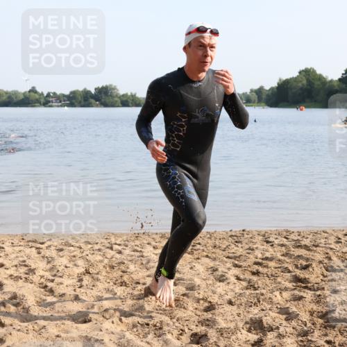 15.06.2025 - 27. Vierlanden-Triathlon Lena Gebhardt http://msf.ph/oto/8047098 15.06.2025 08:45:13 Schwimmen 127 meine-sportfotos.de