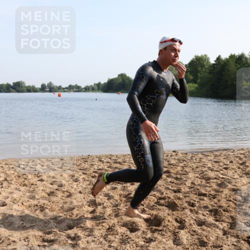 15.06.2025 - 27. Vierlanden-Triathlon Lena Gebhardt http://msf.ph/oto/8047102 15.06.2025 08:45:13 Schwimmen 127 meine-sportfotos.de