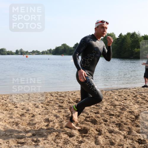 15.06.2025 - 27. Vierlanden-Triathlon Lena Gebhardt http://msf.ph/oto/8047104 15.06.2025 08:45:13 Schwimmen 127 meine-sportfotos.de