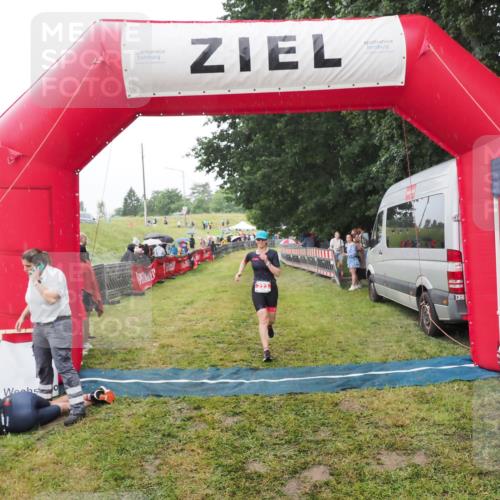 21.06.2025 - 27. Vierlanden-Triathlon MichiJ http://msf.ph/oto/8047118 15.06.2026 14:09:55 Ziel 223, 1166 meine-sportfotos.de