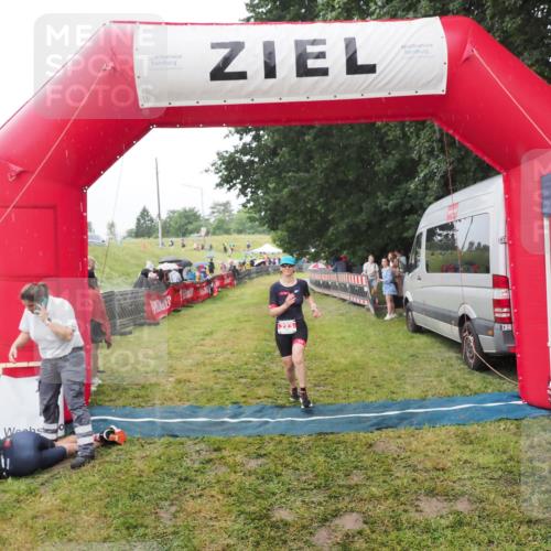 21.06.2025 - 27. Vierlanden-Triathlon MichiJ http://msf.ph/oto/8047122 15.06.2026 14:09:55 Ziel 223, 1166 meine-sportfotos.de