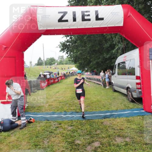 21.06.2025 - 27. Vierlanden-Triathlon MichiJ http://msf.ph/oto/8047124 15.06.2026 14:09:55 Ziel 223, 1166 meine-sportfotos.de