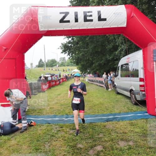 21.06.2025 - 27. Vierlanden-Triathlon MichiJ http://msf.ph/oto/8047132 15.06.2026 14:09:56 Ziel 223 meine-sportfotos.de
