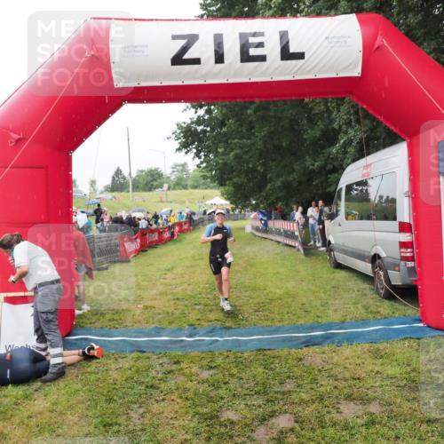 21.06.2025 - 27. Vierlanden-Triathlon MichiJ http://msf.ph/oto/8047142 15.06.2026 14:10:17 Ziel 219 meine-sportfotos.de