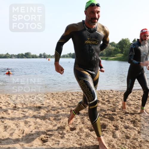15.06.2025 - 27. Vierlanden-Triathlon Lena Gebhardt http://msf.ph/oto/8047146 15.06.2025 08:45:39 Schwimmen 104, 116, 125, 145 meine-sportfotos.de