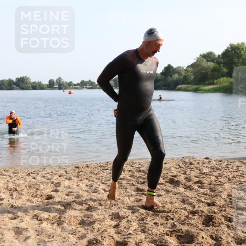 15.06.2025 - 27. Vierlanden-Triathlon Lena Gebhardt http://msf.ph/oto/8047169 15.06.2025 08:45:45 Schwimmen 13, 104, 106, 116, 125, 145, 150 meine-sportfotos.de