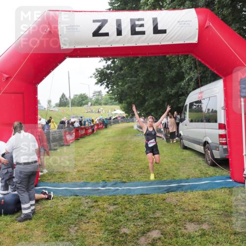 21.06.2025 - 27. Vierlanden-Triathlon MichiJ http://msf.ph/oto/8047178 15.06.2026 14:10:30 Ziel 1174 meine-sportfotos.de