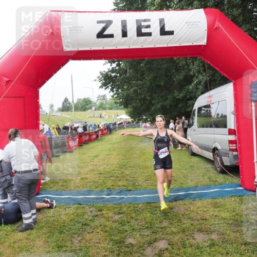 21.06.2025 - 27. Vierlanden-Triathlon MichiJ http://msf.ph/oto/8047189 15.06.2026 14:10:31 Ziel 1174 meine-sportfotos.de