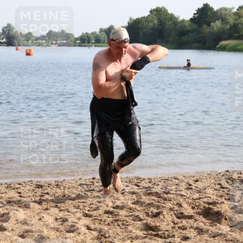 15.06.2025 - 27. Vierlanden-Triathlon Lena Gebhardt http://msf.ph/oto/8047190 15.06.2025 08:45:51 Schwimmen 13, 106, 125, 142, 150, 152 meine-sportfotos.de