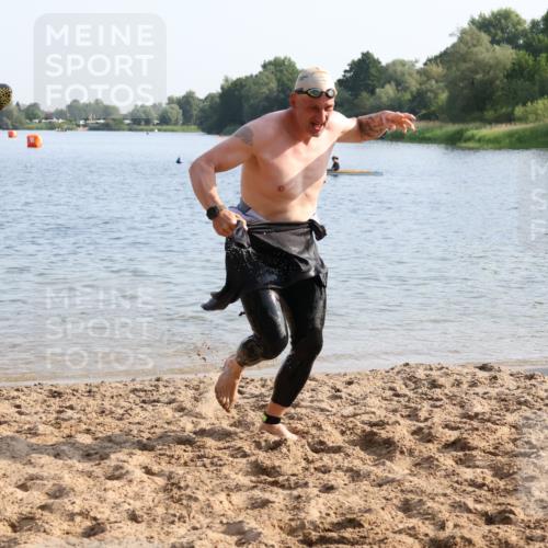 15.06.2025 - 27. Vierlanden-Triathlon Lena Gebhardt http://msf.ph/oto/8047194 15.06.2025 08:45:51 Schwimmen 13, 106, 125, 142, 150, 152 meine-sportfotos.de