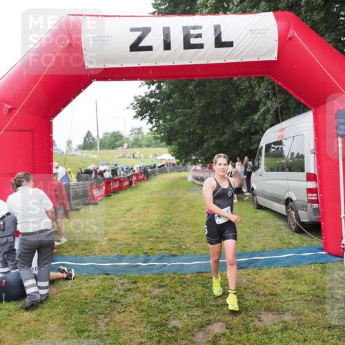 21.06.2025 - 27. Vierlanden-Triathlon MichiJ http://msf.ph/oto/8047195 15.06.2026 14:10:31 Ziel 1174 meine-sportfotos.de