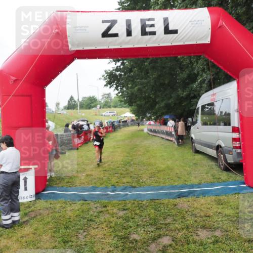 21.06.2025 - 27. Vierlanden-Triathlon MichiJ http://msf.ph/oto/8047203 15.06.2026 14:10:48 Ziel 903 meine-sportfotos.de