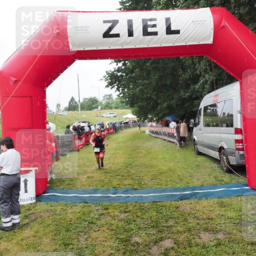 21.06.2025 - 27. Vierlanden-Triathlon MichiJ http://msf.ph/oto/8047207 15.06.2026 14:10:48 Ziel 903 meine-sportfotos.de