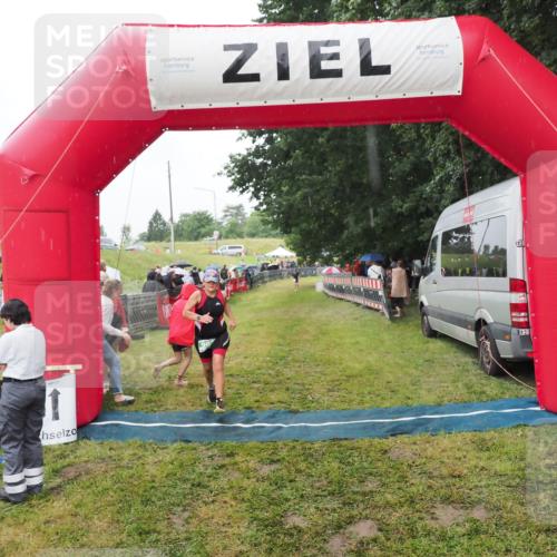 21.06.2025 - 27. Vierlanden-Triathlon MichiJ http://msf.ph/oto/8047222 15.06.2026 14:10:49 Ziel 903 meine-sportfotos.de