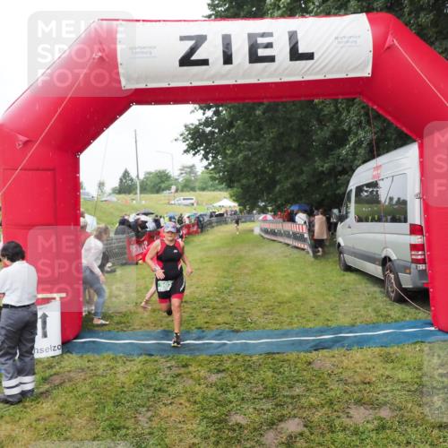 21.06.2025 - 27. Vierlanden-Triathlon MichiJ http://msf.ph/oto/8047224 15.06.2026 14:10:49 Ziel 903 meine-sportfotos.de