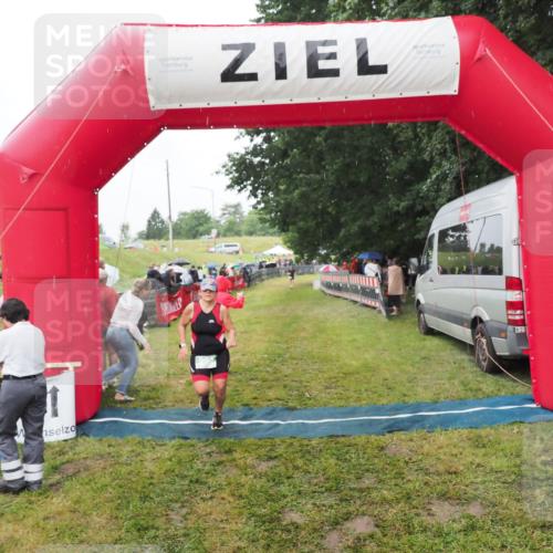 21.06.2025 - 27. Vierlanden-Triathlon MichiJ http://msf.ph/oto/8047227 15.06.2026 14:10:49 Ziel 903 meine-sportfotos.de