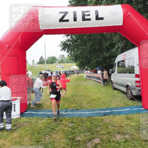 21.06.2025 - 27. Vierlanden-Triathlon MichiJ http://msf.ph/oto/8047229 15.06.2026 14:10:50 Ziel 903 meine-sportfotos.de