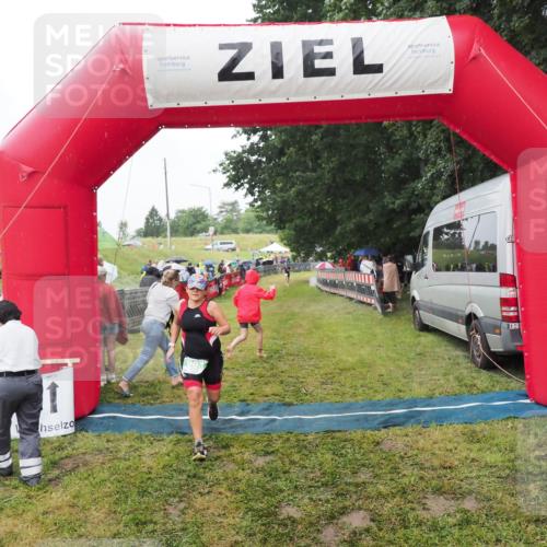 21.06.2025 - 27. Vierlanden-Triathlon MichiJ http://msf.ph/oto/8047231 15.06.2026 14:10:50 Ziel 903 meine-sportfotos.de