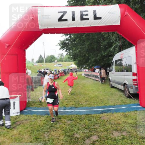 21.06.2025 - 27. Vierlanden-Triathlon MichiJ http://msf.ph/oto/8047233 15.06.2026 14:10:50 Ziel 903 meine-sportfotos.de