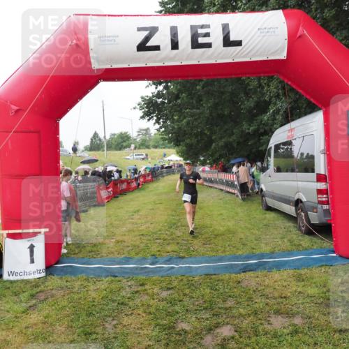 21.06.2025 - 27. Vierlanden-Triathlon MichiJ http://msf.ph/oto/8047239 15.06.2026 14:10:58 Ziel 1165 meine-sportfotos.de