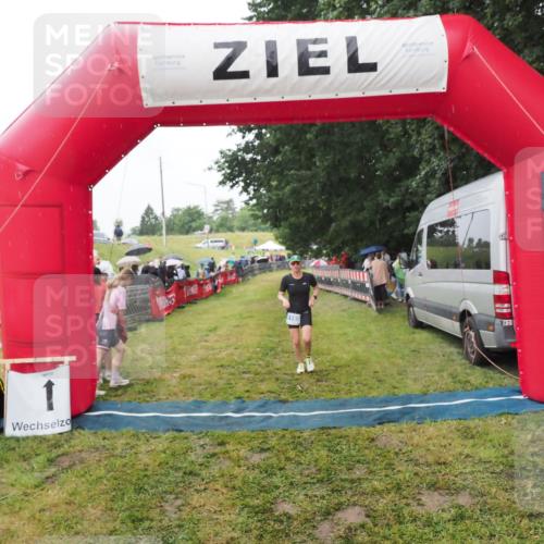 21.06.2025 - 27. Vierlanden-Triathlon MichiJ http://msf.ph/oto/8047243 15.06.2026 14:10:58 Ziel 1165 meine-sportfotos.de