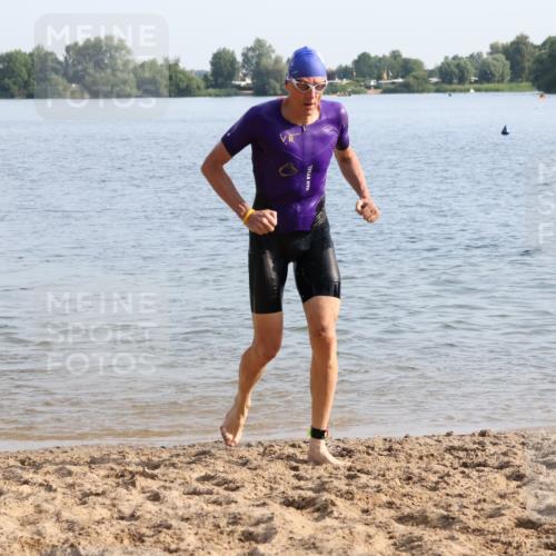 15.06.2025 - 27. Vierlanden-Triathlon Lena Gebhardt http://msf.ph/oto/8047251 15.06.2025 08:46:05 Schwimmen 134, 142, 152, 194 meine-sportfotos.de