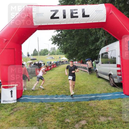 21.06.2025 - 27. Vierlanden-Triathlon MichiJ http://msf.ph/oto/8047252 15.06.2026 14:10:59 Ziel 1165 meine-sportfotos.de