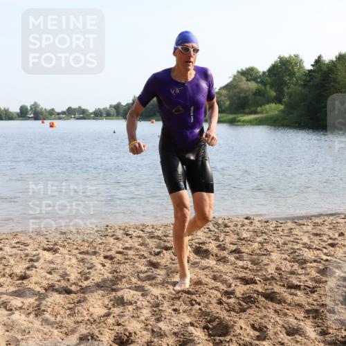 15.06.2025 - 27. Vierlanden-Triathlon Lena Gebhardt http://msf.ph/oto/8047259 15.06.2025 08:46:06 Schwimmen 134, 142, 152, 194 meine-sportfotos.de